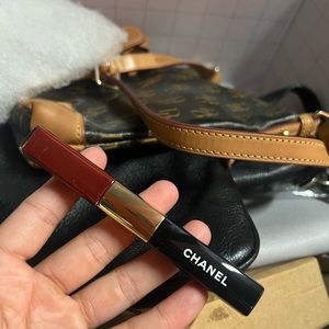 ROUGE DUO
ULTRAWEAR
LIQUID
LIP COLOUR
142
SWEET BERRY